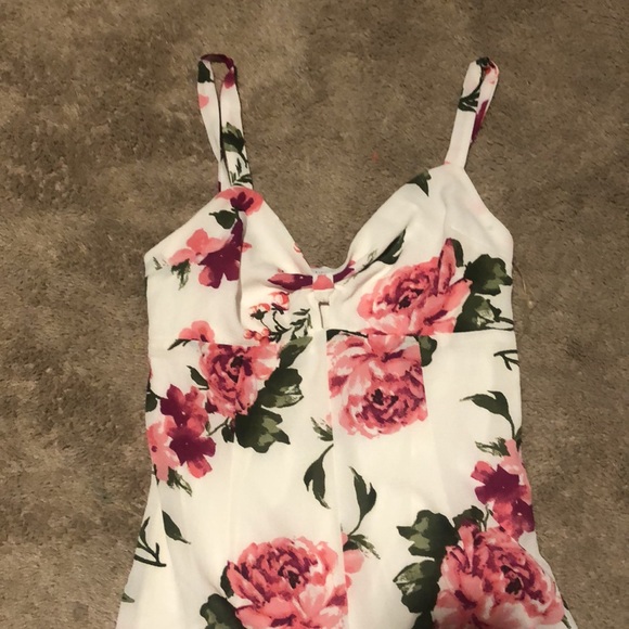 NWT floral romper Size M - Picture 2 of 5